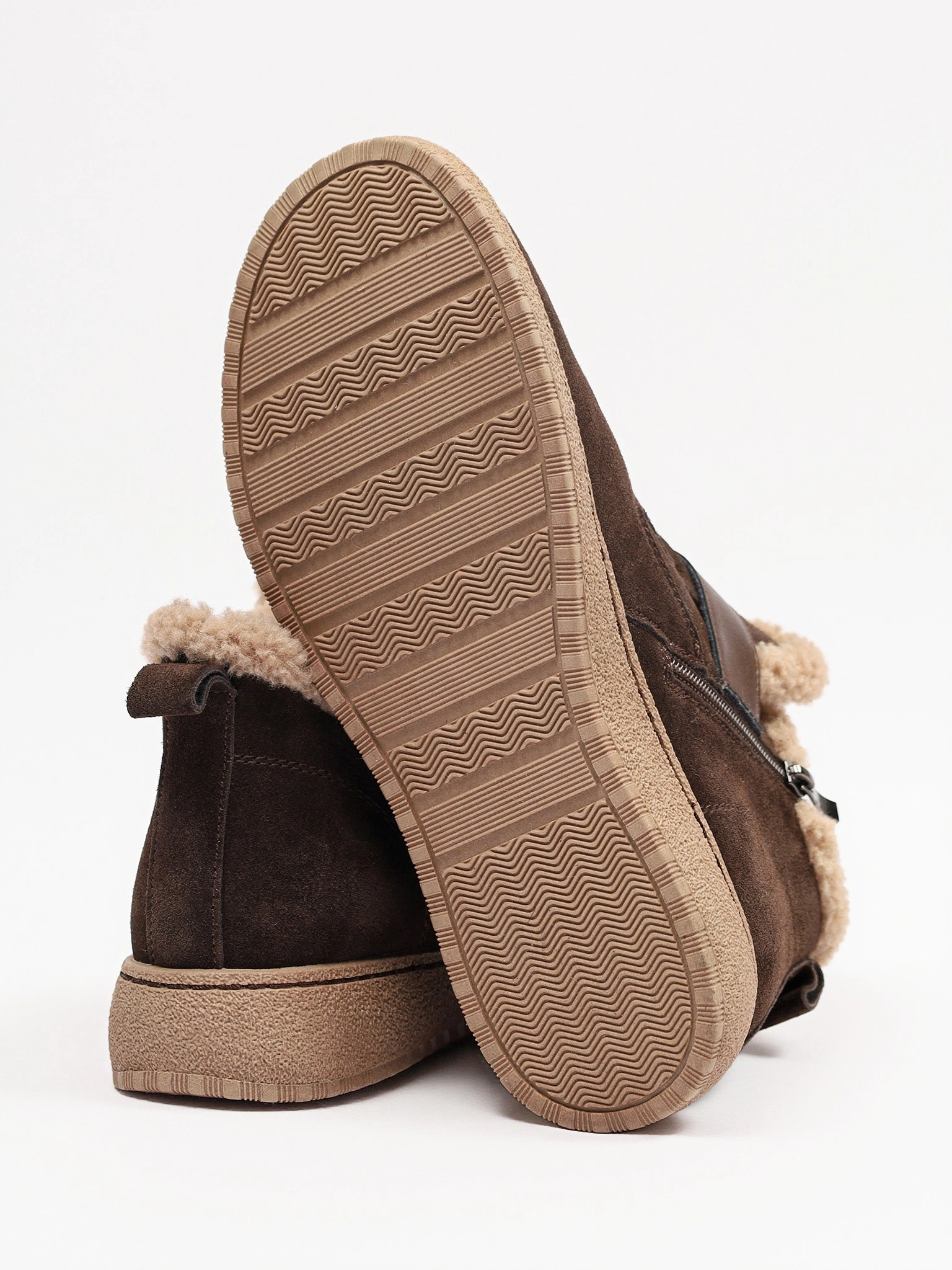 Ботинки темно-коричневого цвета с ремешком на низкой платформе